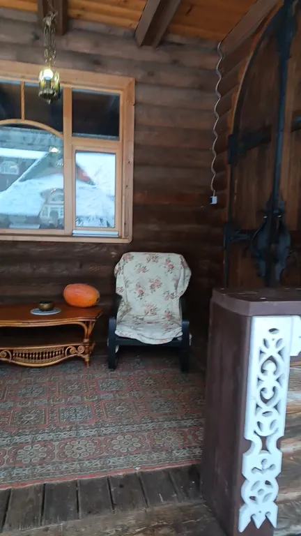 Изба (дом) из экологически чистого бревна под камышовой крышей в лесу