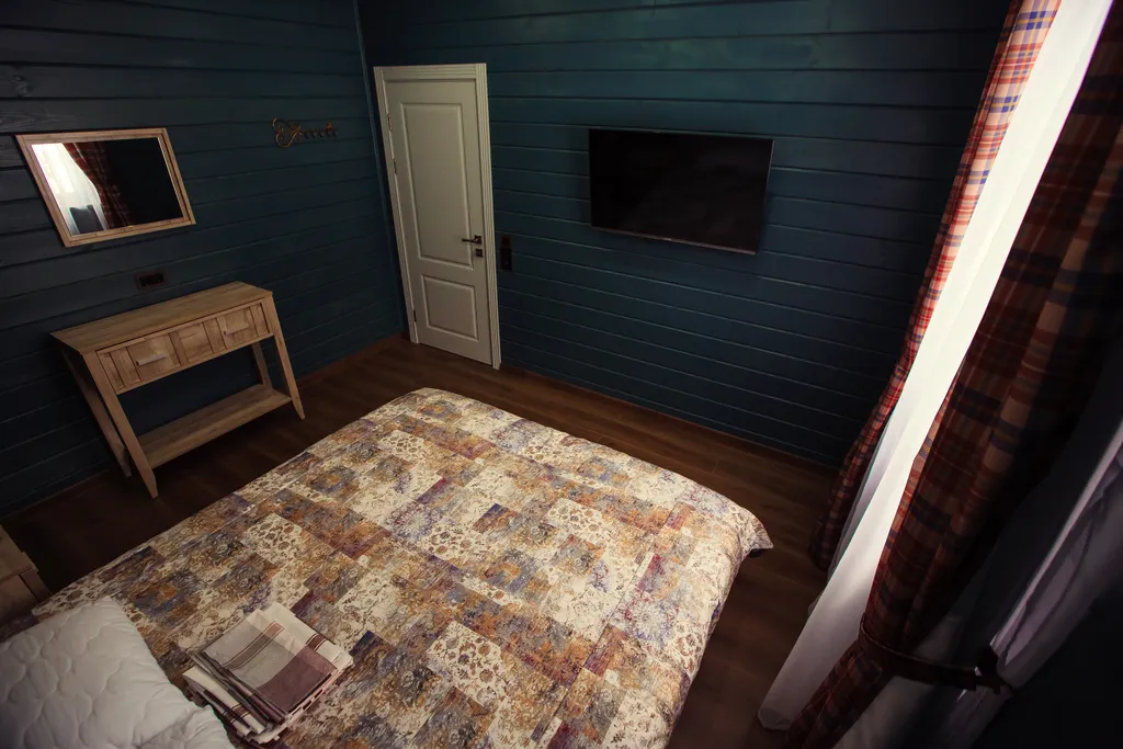 Большой панорамный коттедж в английском стиле с видом на озеро