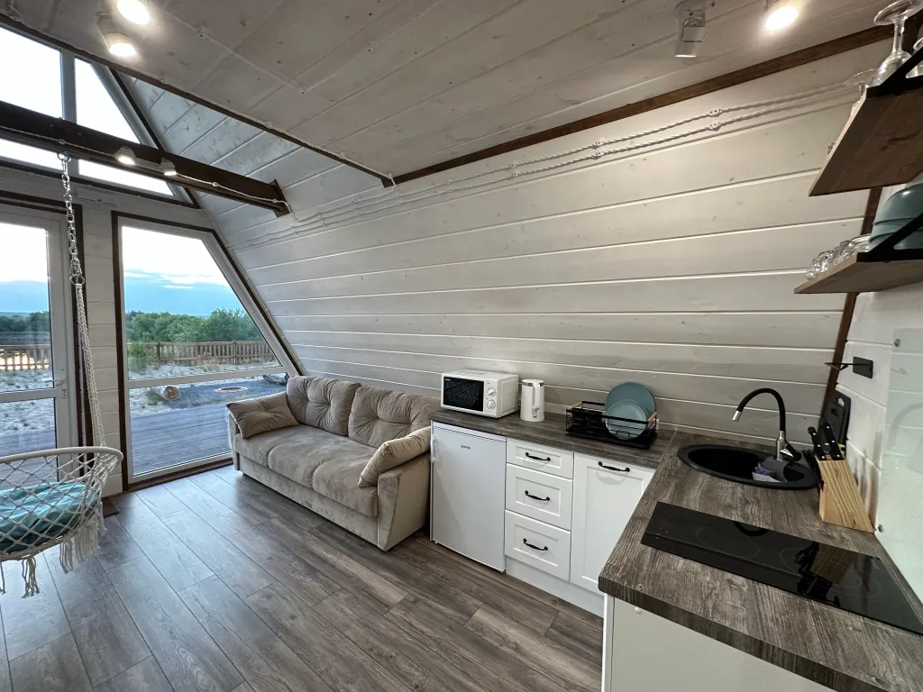 Дом в стиле A-frame на самом берегу реки