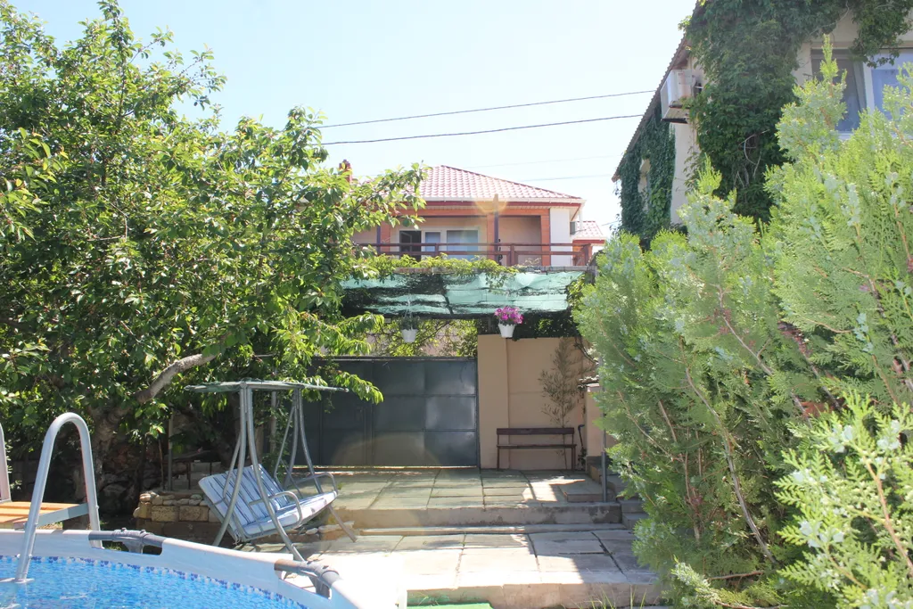 Дом с бассейном у моря