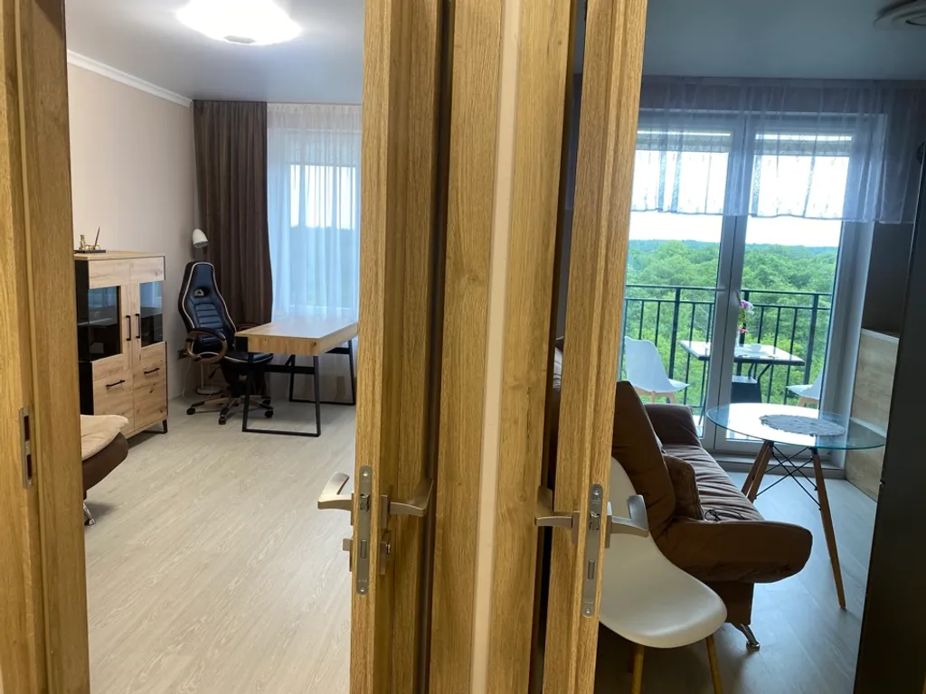 Современная квартира с видом на лес