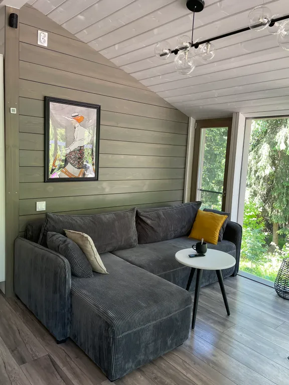 Уютный домик в ёлках