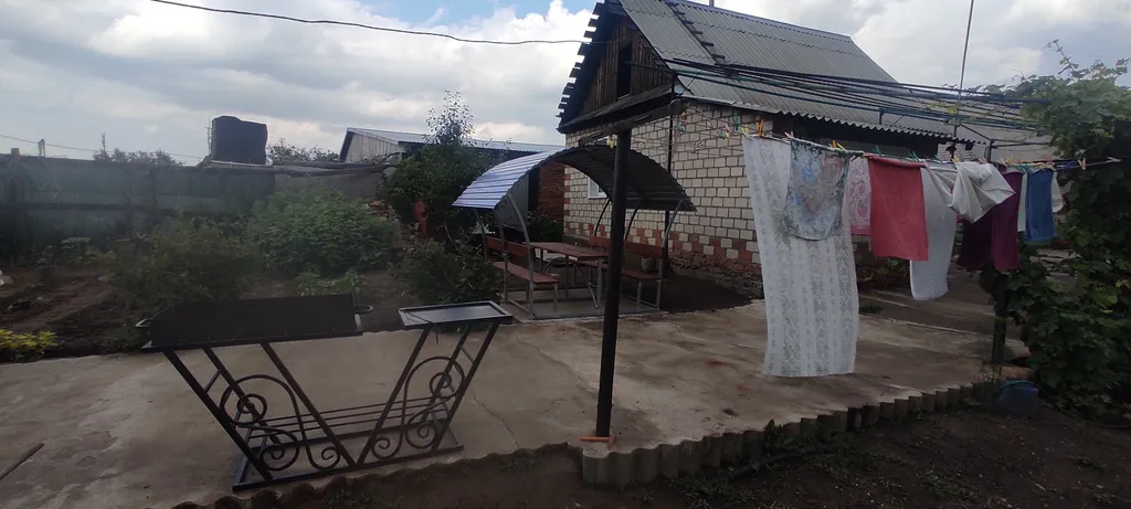 Маленький дом, простенький ремонт, не далеко он озер