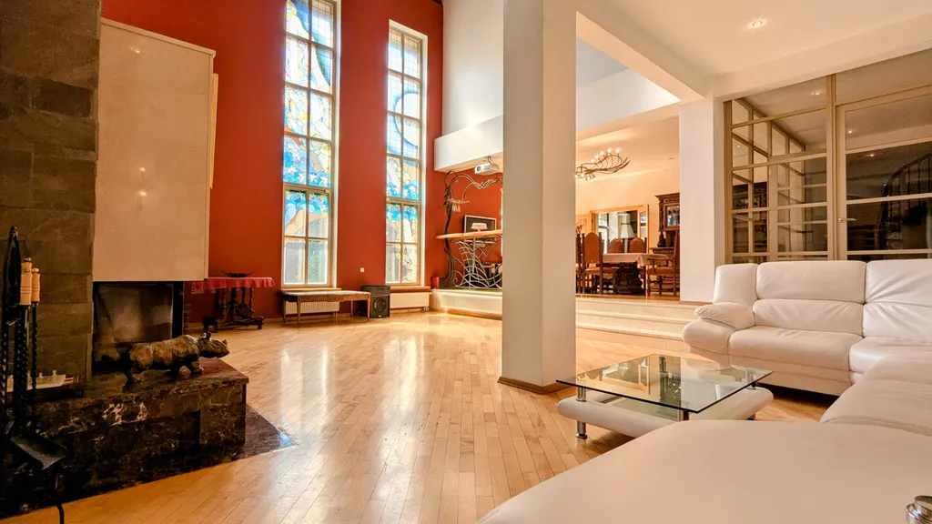 Дом с бассейном в 3 километрах от МКАД