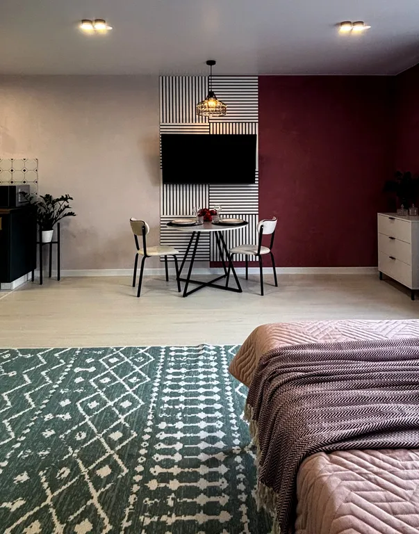 Большая светлая студия с дизайнерским ремонтом рядом с аэропортом