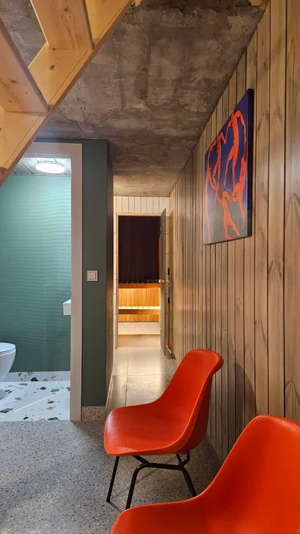 Дом на скале в окружении леса