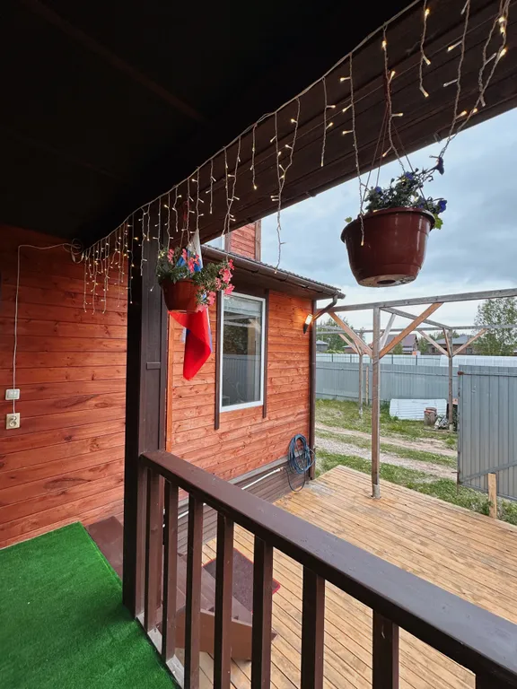 Двухэтажный дом на берегу реки Волга