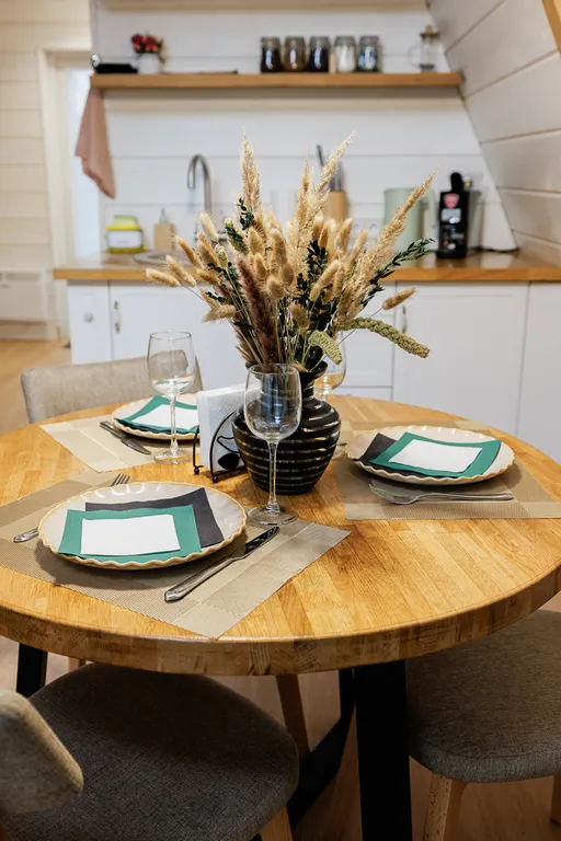 Уютный дом на берегу озера в березовой роще