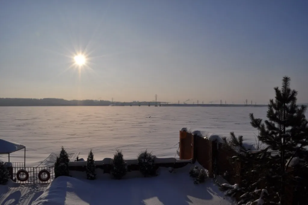 Дом-коттедж на берегу реки