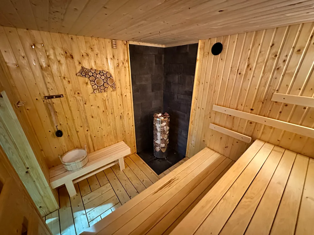 Таунхаус с кинотеатром в стиле лофт. 
3 минуты до Волги. Песчаный пляж