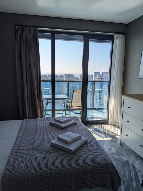 Квартира с отдельной спальней с лучшим видом на море и стадион