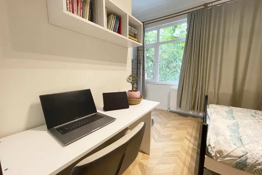 2br and 2bath balcony 8 min to metro