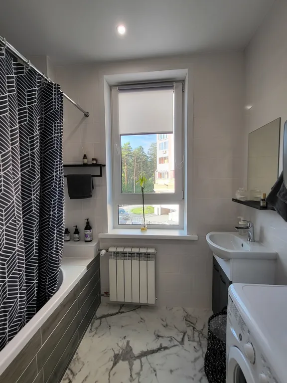 Blue studio - студия с окном в ванной комнате и видом на лес