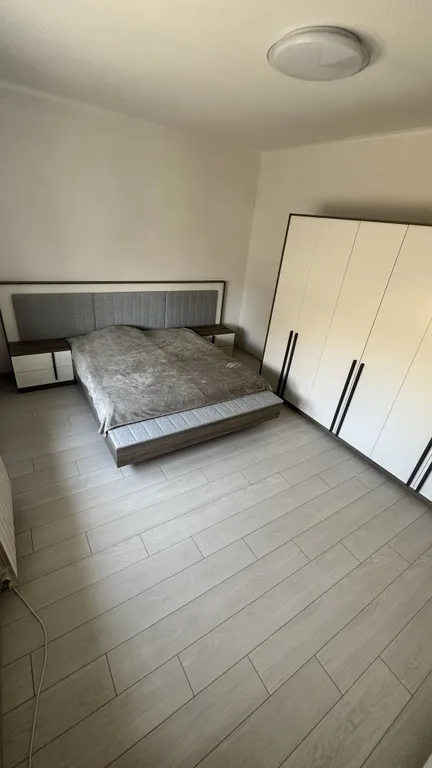 Большой двухэтажный дом в черте города и недалеко от моря