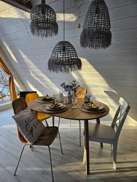 Красивые панорамные домики около леса