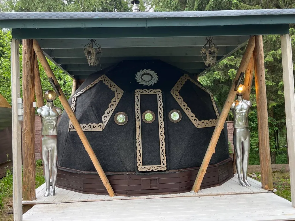 Уютный дом в сказочном лесу