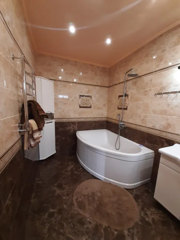 Дом с басейном и беседкой