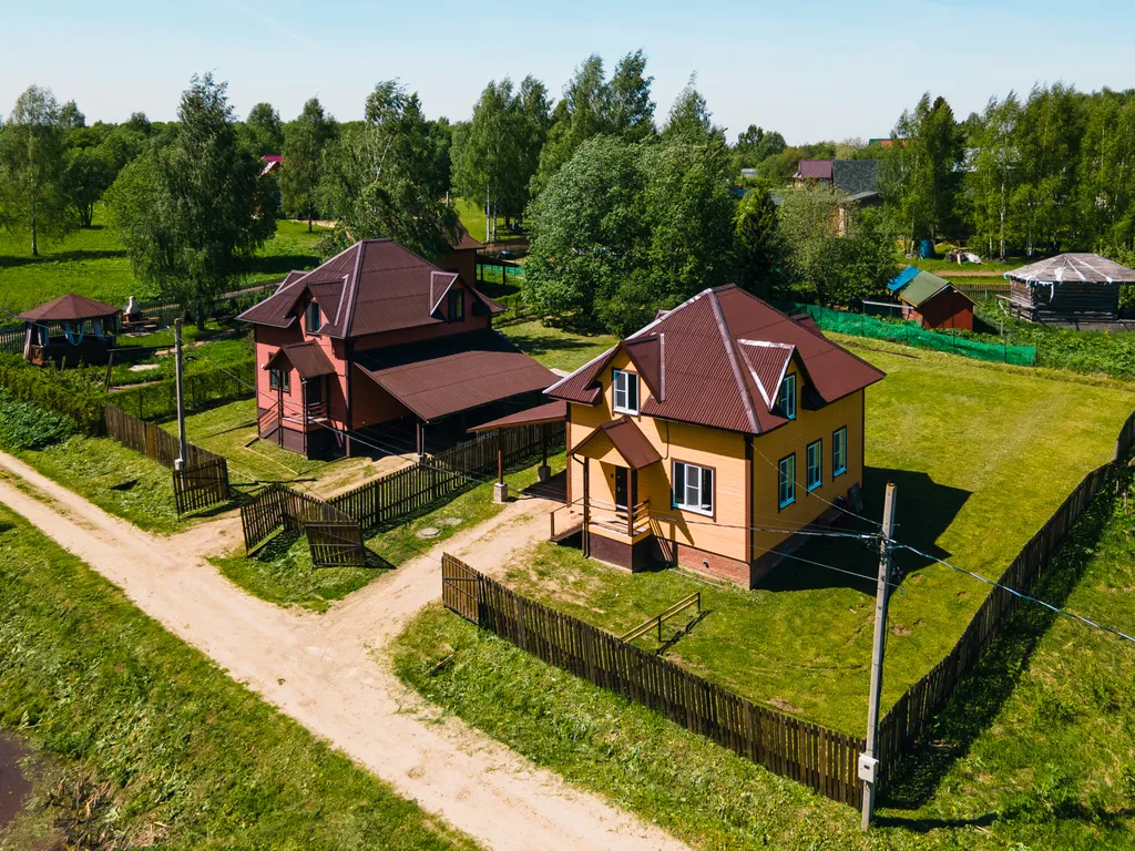 Коттедж у пруда