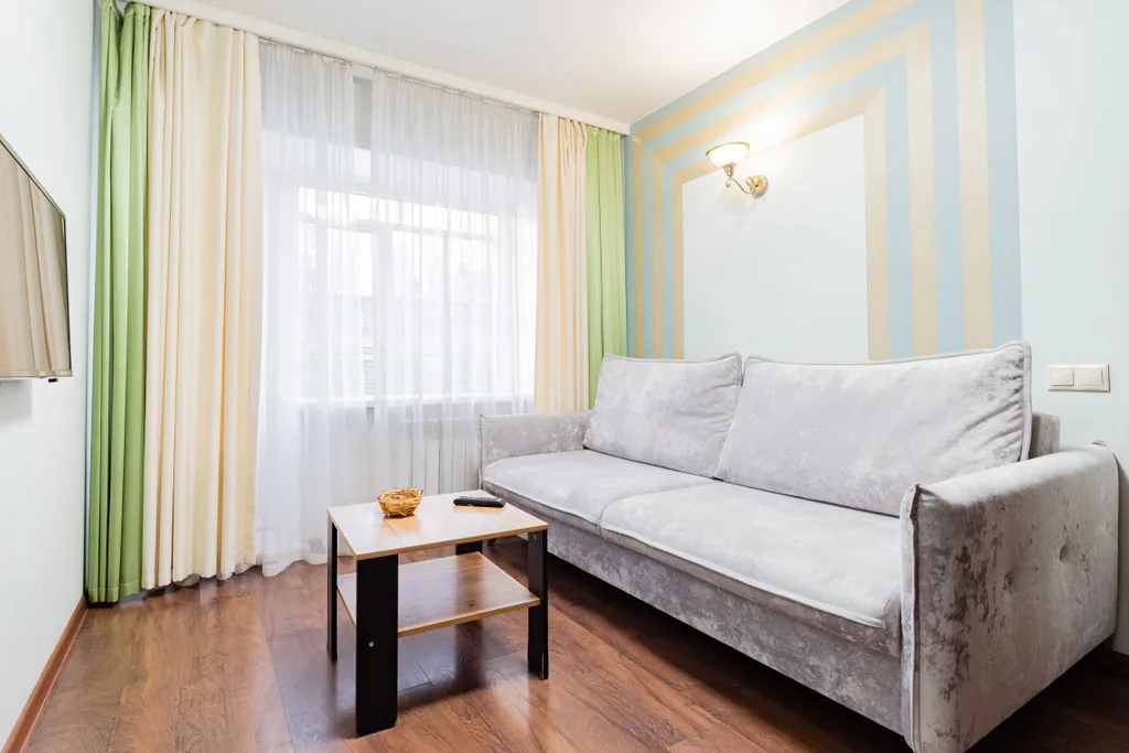 Двухкомнатная квартира с большой ванной у центра города