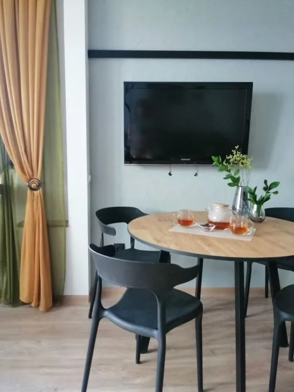 Чистaя cветлая пpоcторная студия cо свежим pемонтом