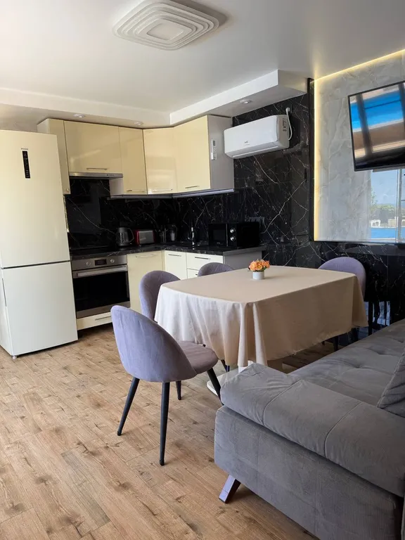 Квартира Трехкомнатная квартира с бассейном и потрясающим видом на море — Сириус