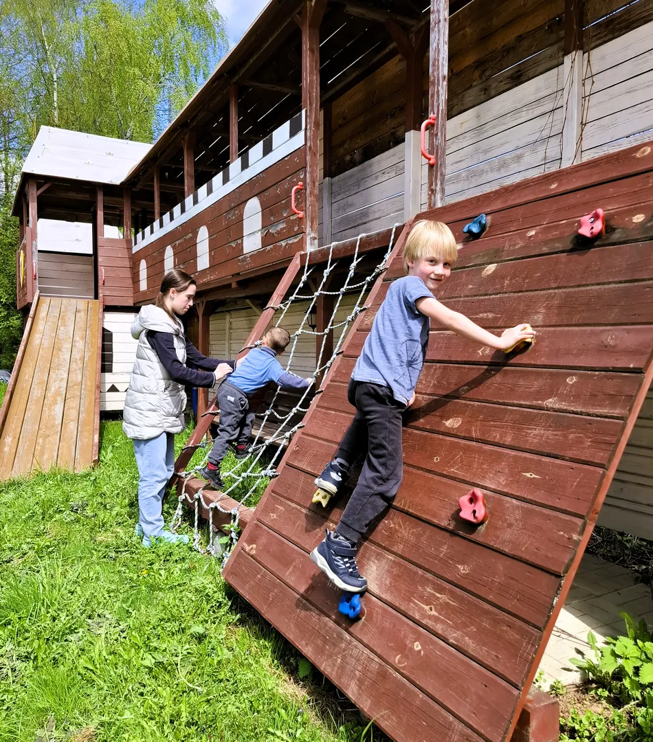 На детской площадке
