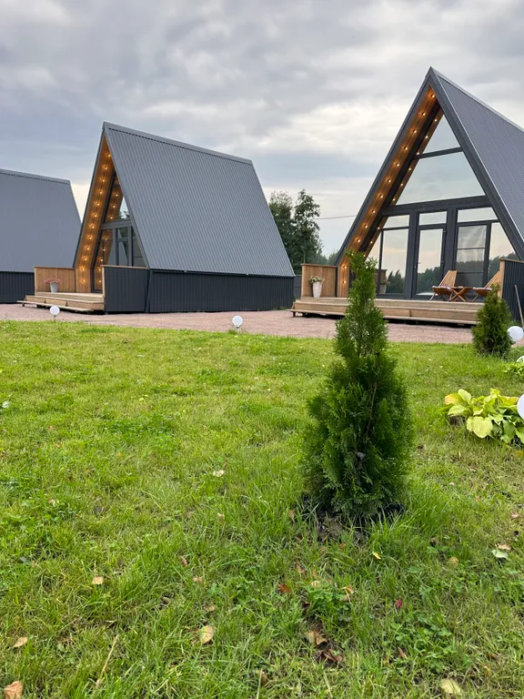 Уютный домик на берегу озера