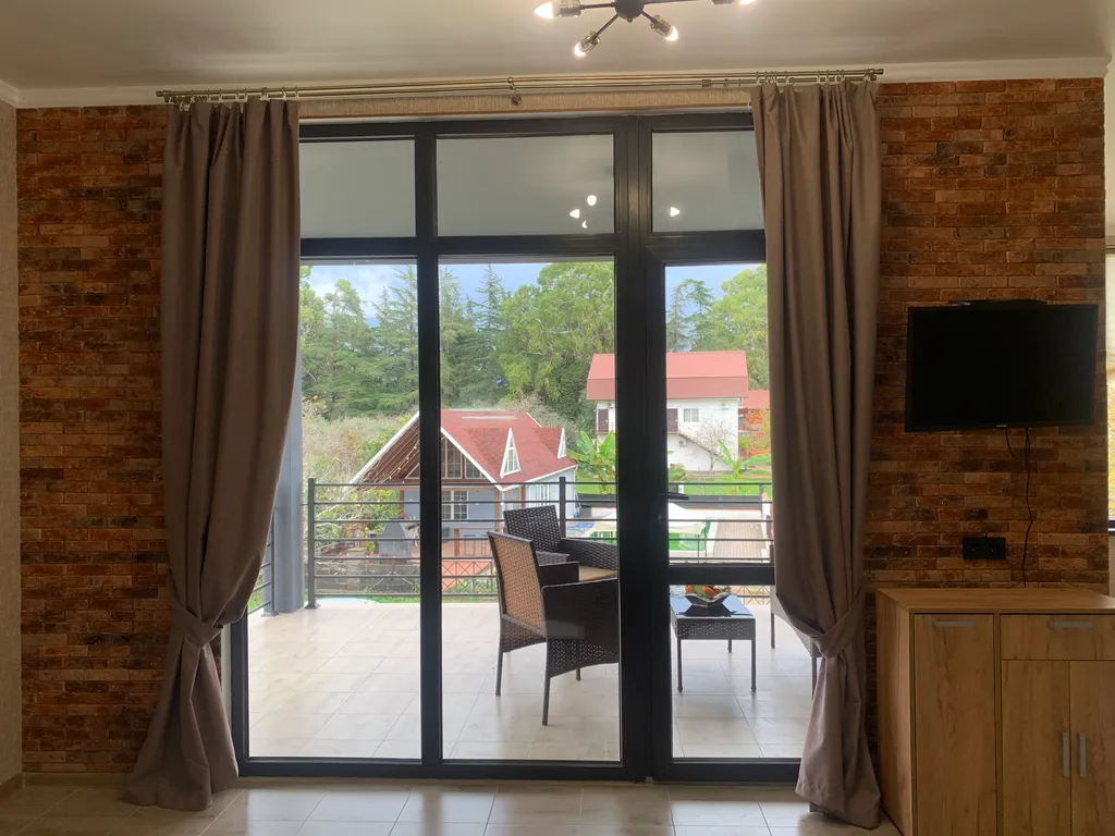 Комфортабельный дом с бассейном с видом на горы