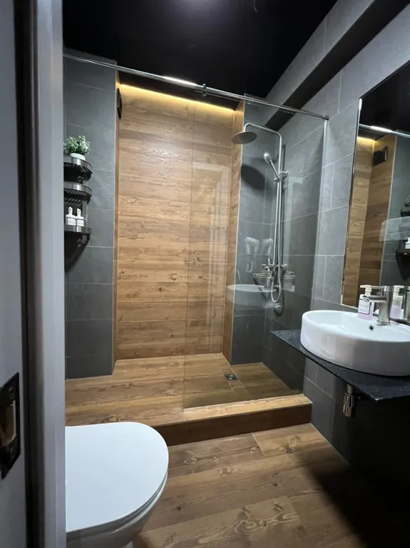 Студия с огромной парящей кроватью