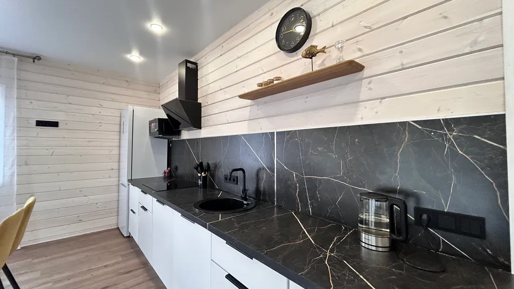 Дом с видом на сосновый лес возле Игоры Драйв с уютной зоной кострища