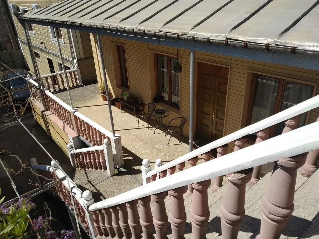 Флигель с балконом в саду