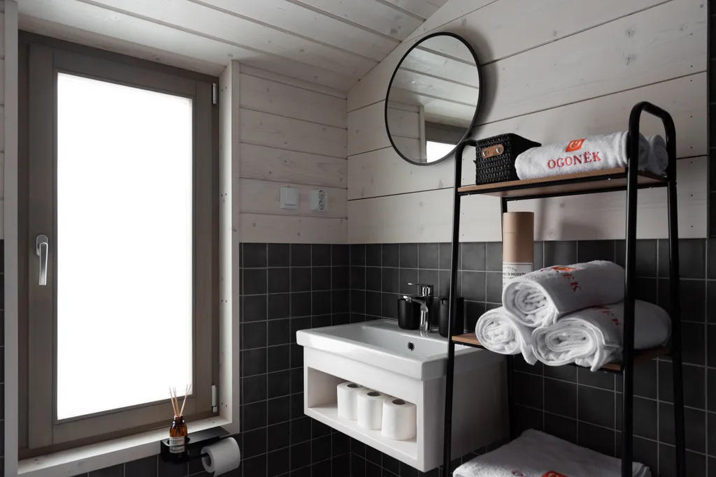 Уютный дом с панорамными окнами и видом на природу