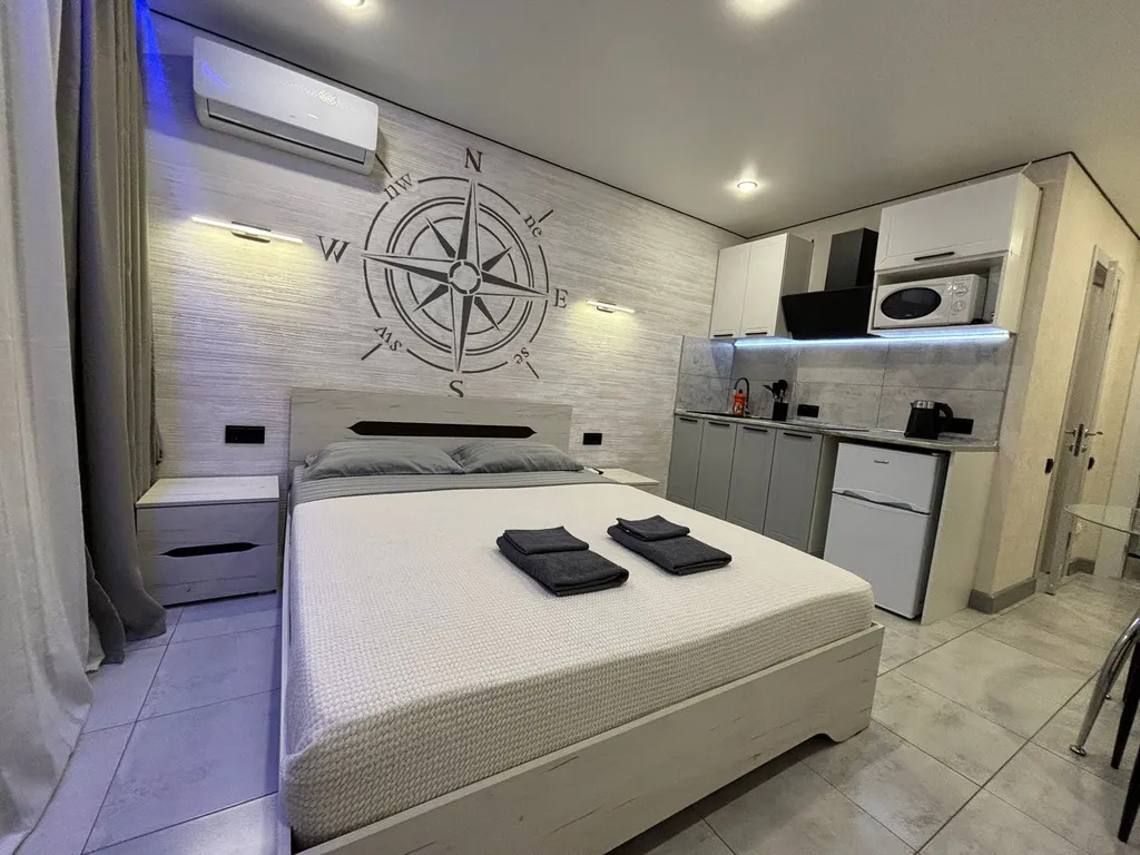 Студия с видом на бассейн