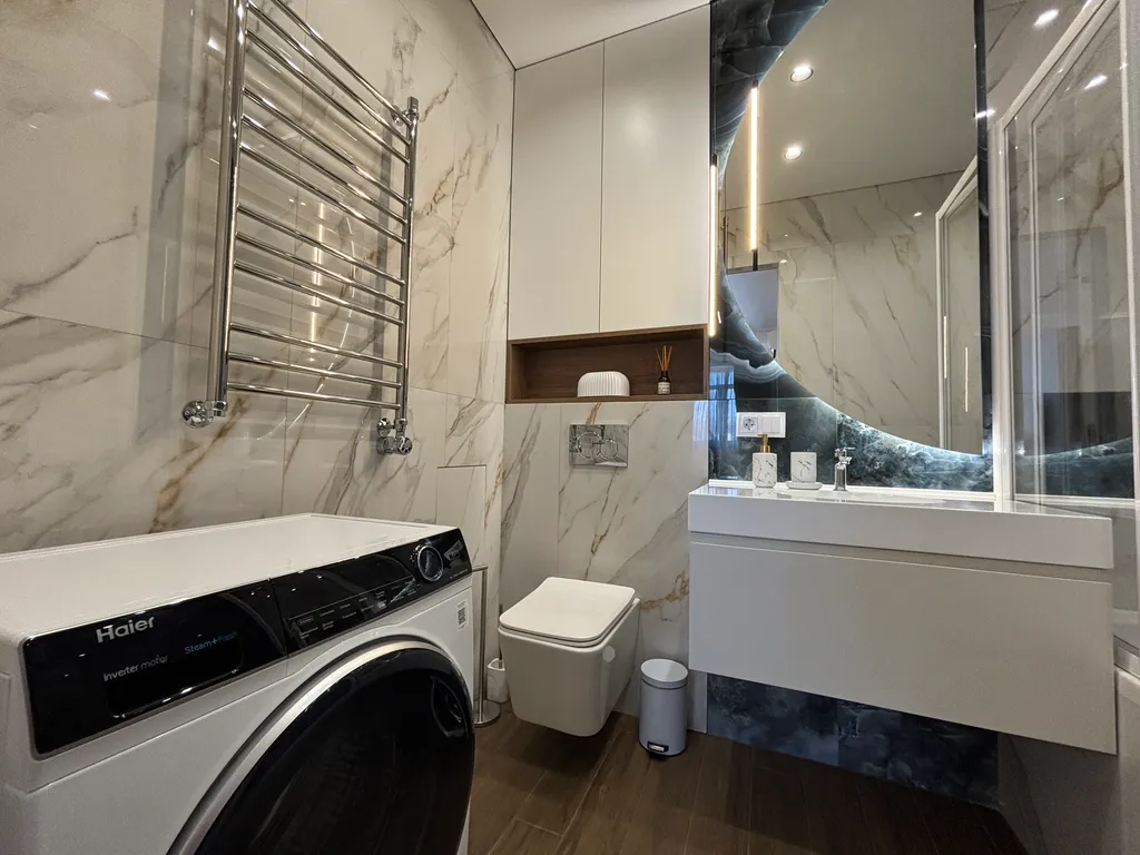 Видовая двухкомнатная с балконом на первой линии у моря