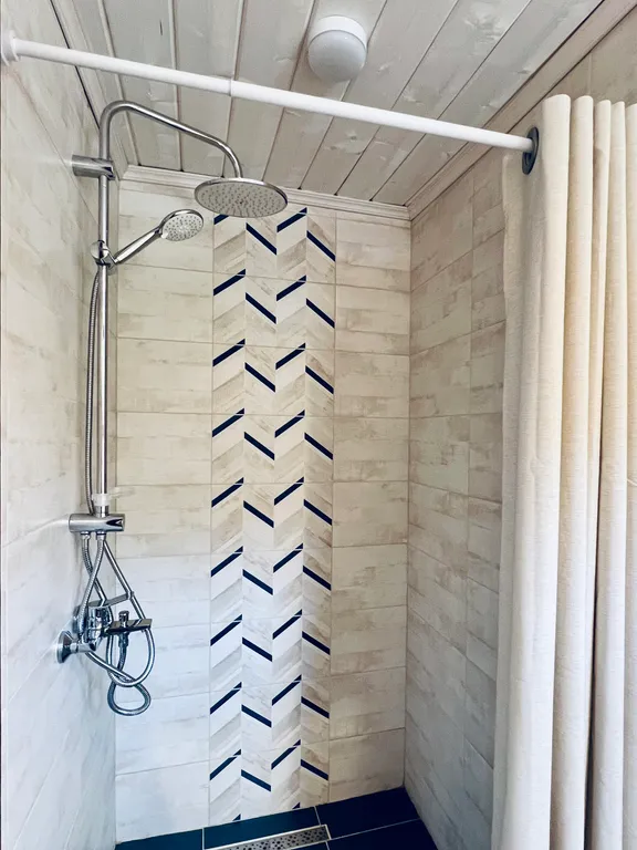 Афрейм с видом на лес рядом с горной рекой