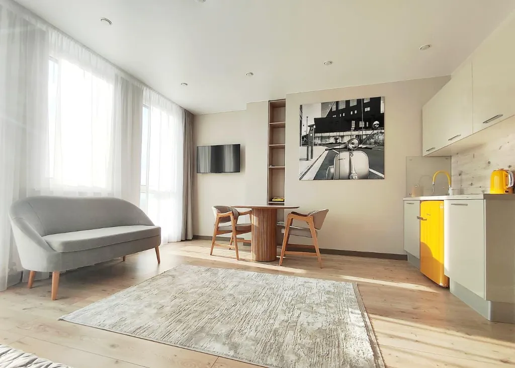 Студия с видом на город