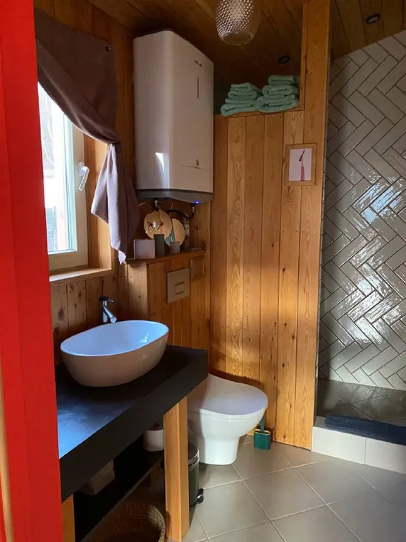 Дом на краю леса с видом на горы