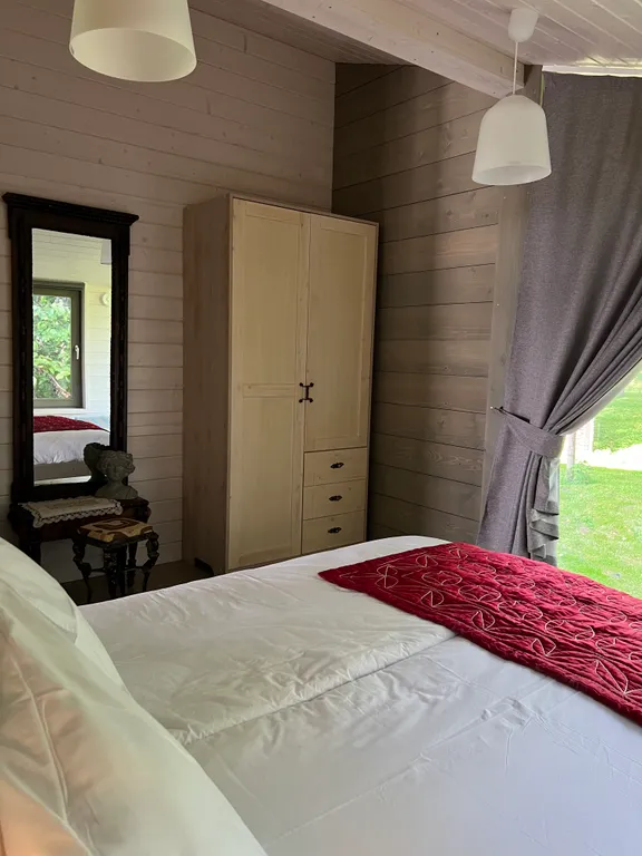 Гостевой дом среди березовой рощи с видом на поле и лес