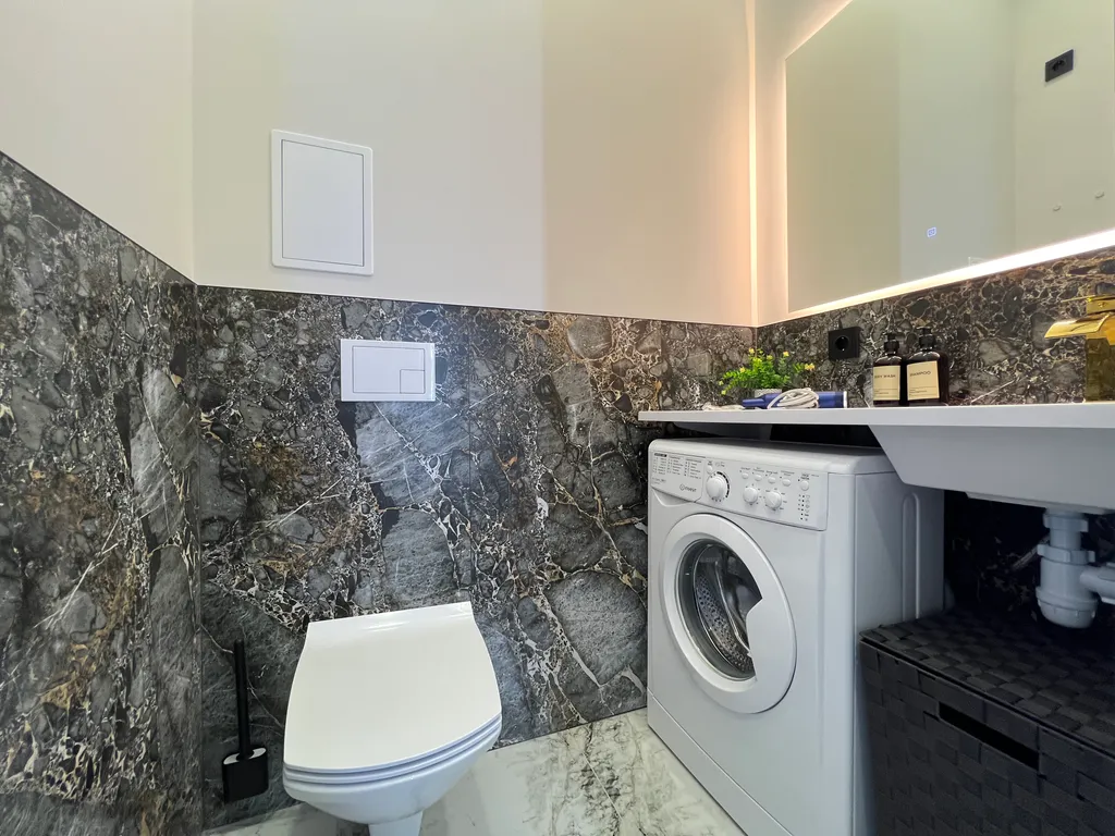 Шикарная студия с панорамой и красивой ванной