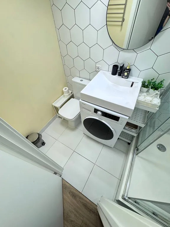 Красный диван, голубое кресло