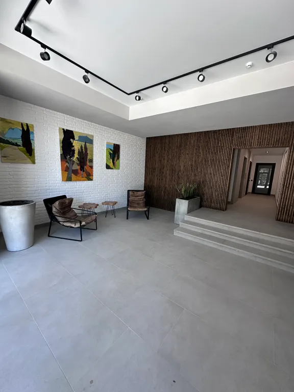 Квартира-студия в окружении хвойного леса и гор.