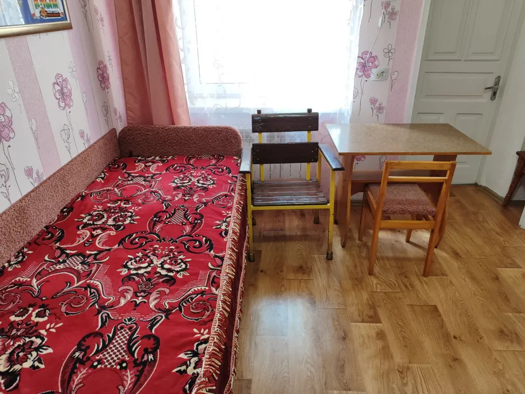 Уютный дом с зелёным двориком и зоной барбекю