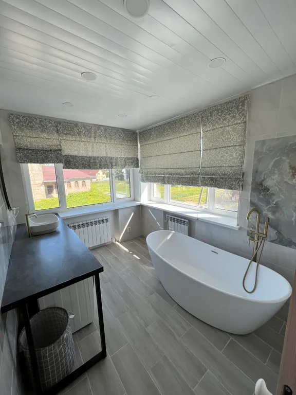 Большой коттедж с камином на просторном участке по Новой Риге