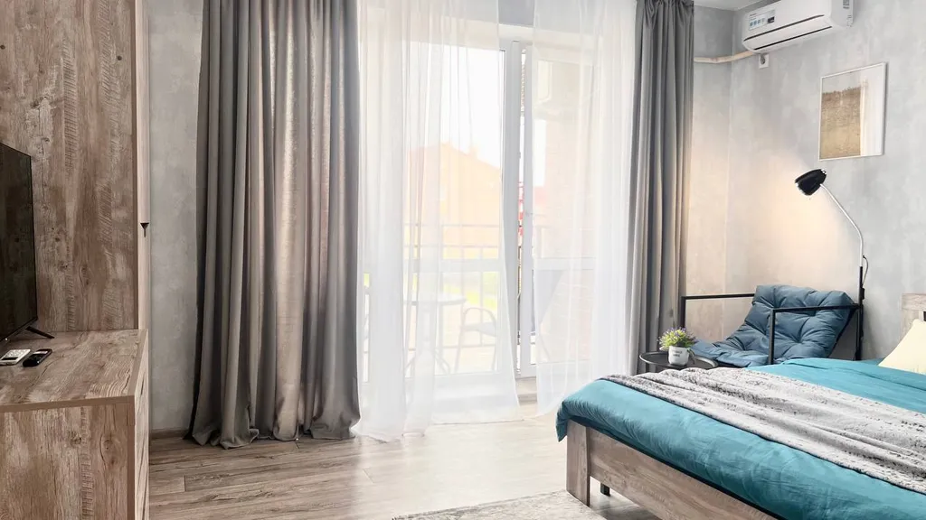 Новый апартамент с зоной отдыха на балконе