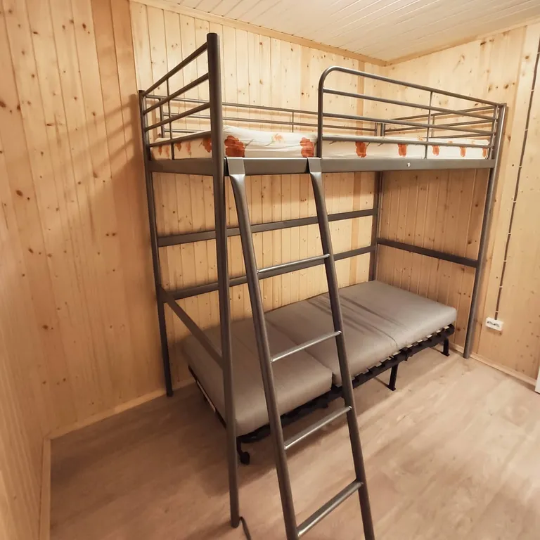 Коттедж Дом с террасой прямо на берегу реки — Торфяное