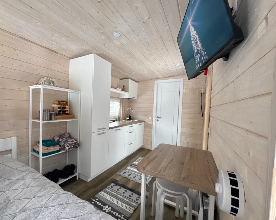 Уютный домик с панорамным окном и видом на лес