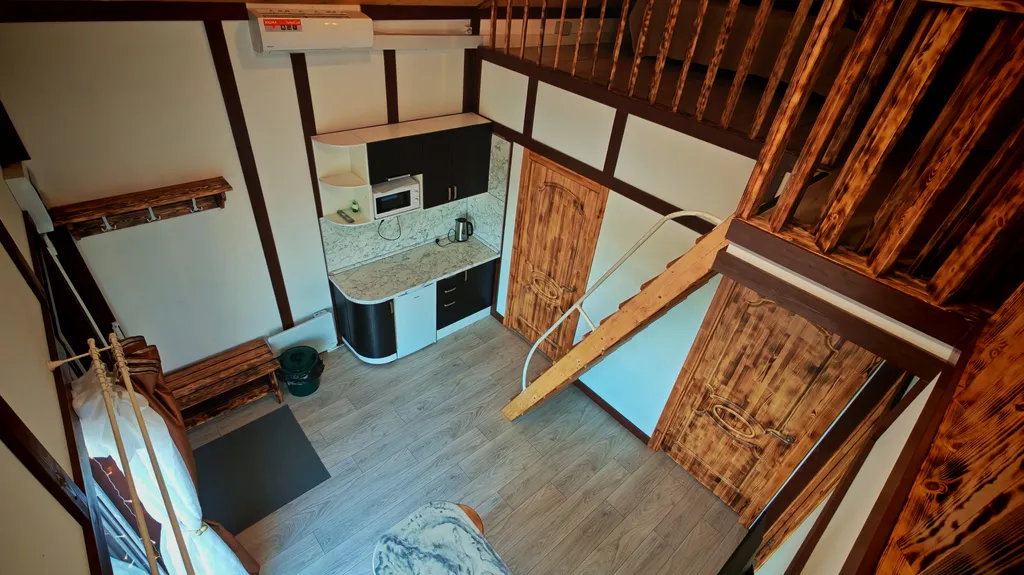 Дома и бани на берегу озера