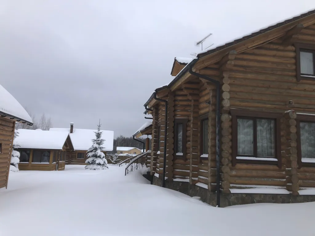 Коттедж с баней и беседкой из сруба