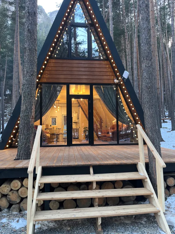 Уютный дом а-фрейм в сосновом лесу