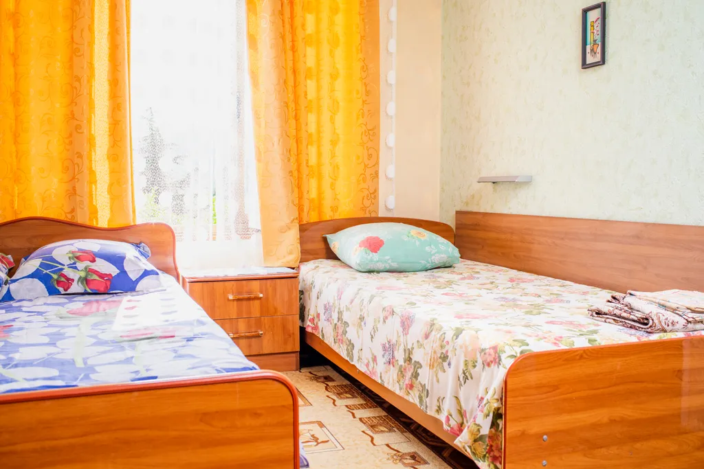 Уютный домик в красивом саду